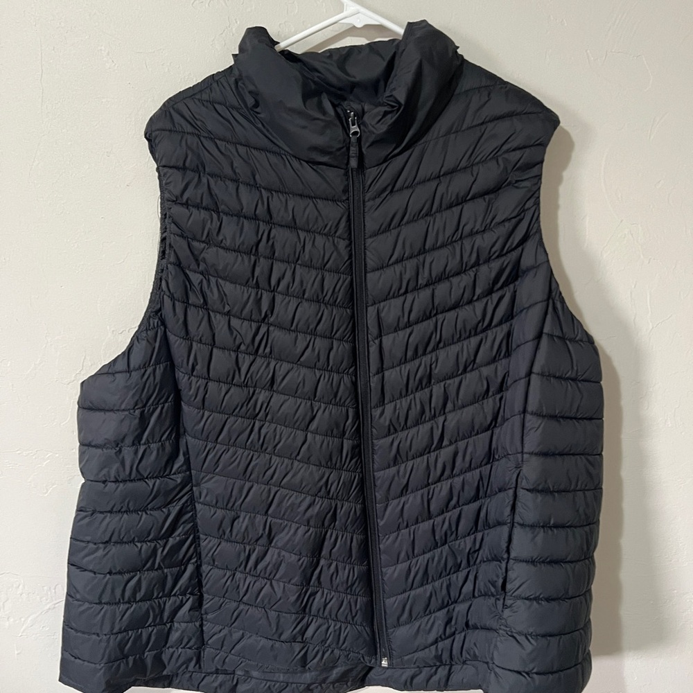 Old Navy Women's Black Puffer Vest
